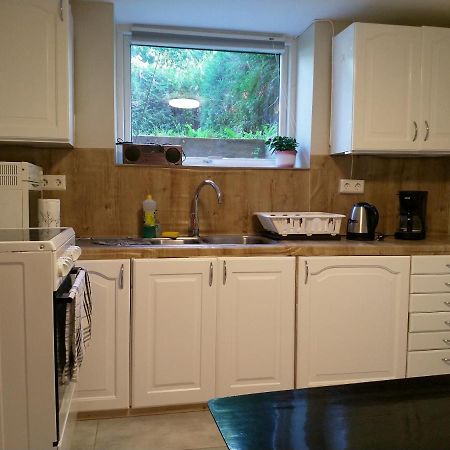 Renovated Semi- Basement 2 Bedrooms Furnished Apartment - Close To Everything In Moss Buitenkant foto