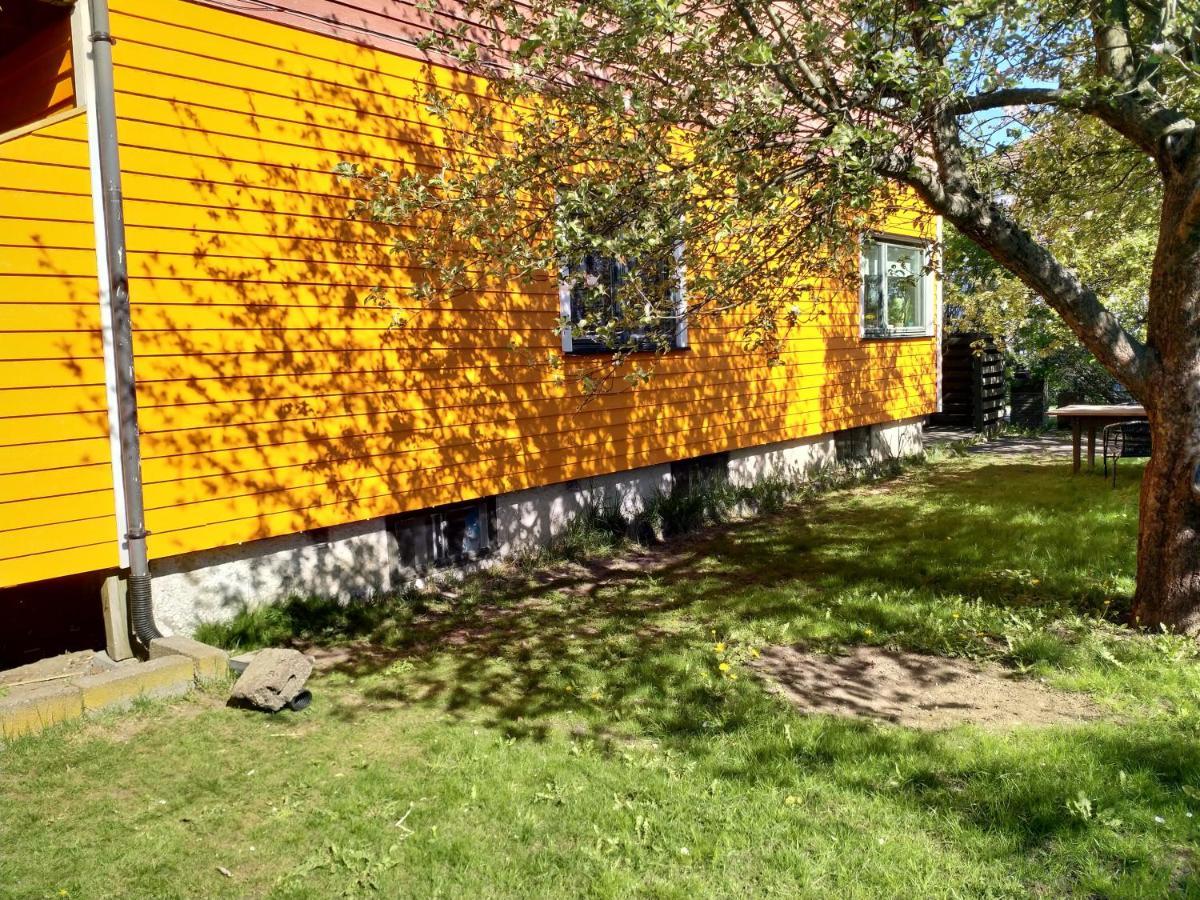Renovated Semi- Basement 2 Bedrooms Furnished Apartment - Close To Everything In Moss Buitenkant foto