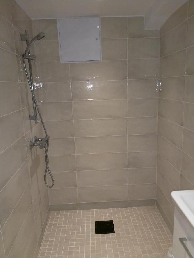 Renovated Semi- Basement 2 Bedrooms Furnished Apartment - Close To Everything In Moss Buitenkant foto