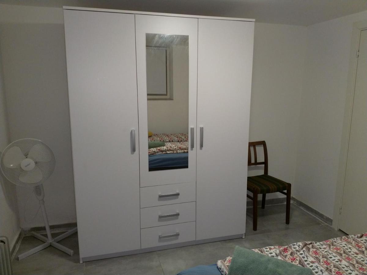Renovated Semi- Basement 2 Bedrooms Furnished Apartment - Close To Everything In Moss Buitenkant foto