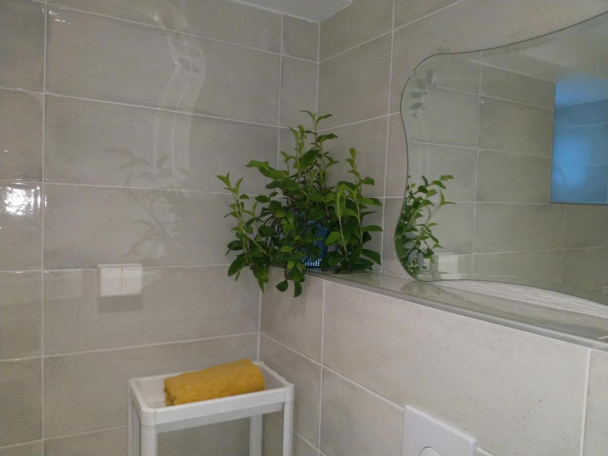 Renovated Semi- Basement 2 Bedrooms Furnished Apartment - Close To Everything In Moss Buitenkant foto