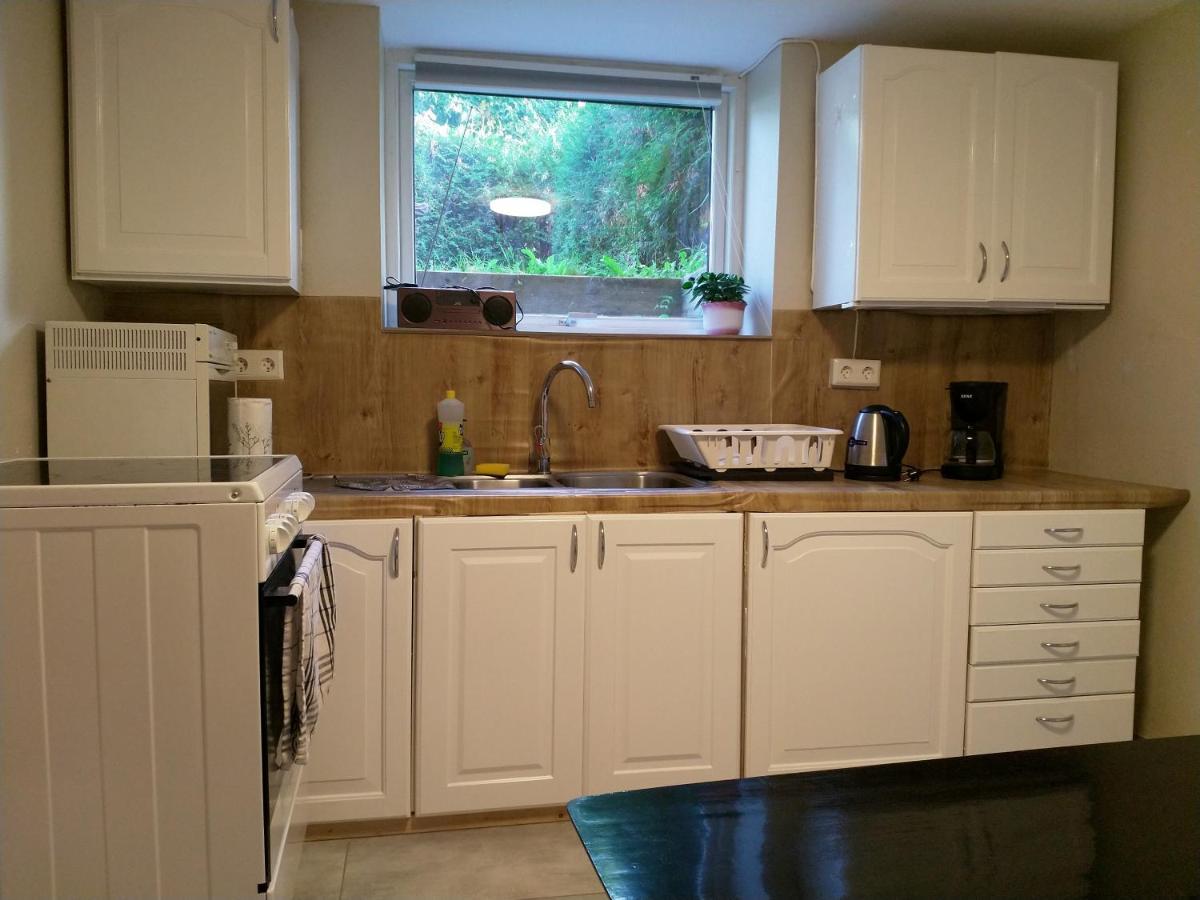 Renovated Semi- Basement 2 Bedrooms Furnished Apartment - Close To Everything In Moss Buitenkant foto