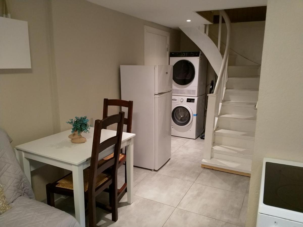 Renovated Semi- Basement 2 Bedrooms Furnished Apartment - Close To Everything In Moss Buitenkant foto