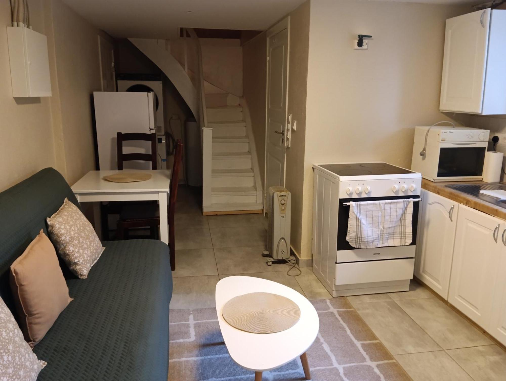 Renovated Semi- Basement 2 Bedrooms Furnished Apartment - Close To Everything In Moss Buitenkant foto
