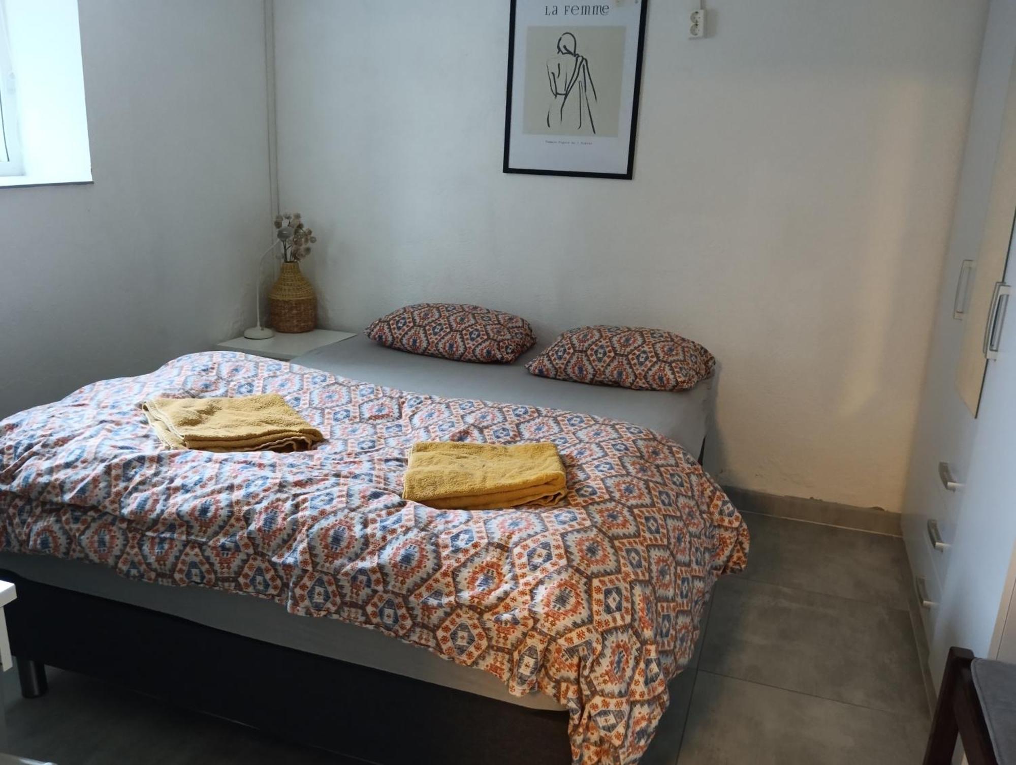 Renovated Semi- Basement 2 Bedrooms Furnished Apartment - Close To Everything In Moss Buitenkant foto