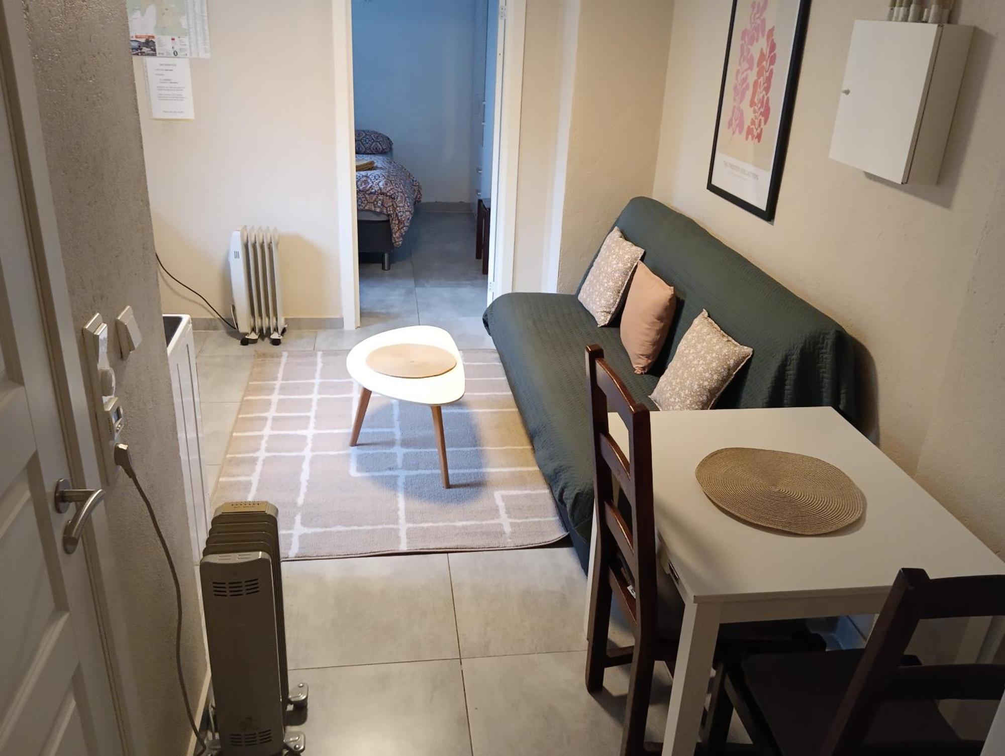 Renovated Semi- Basement 2 Bedrooms Furnished Apartment - Close To Everything In Moss Buitenkant foto