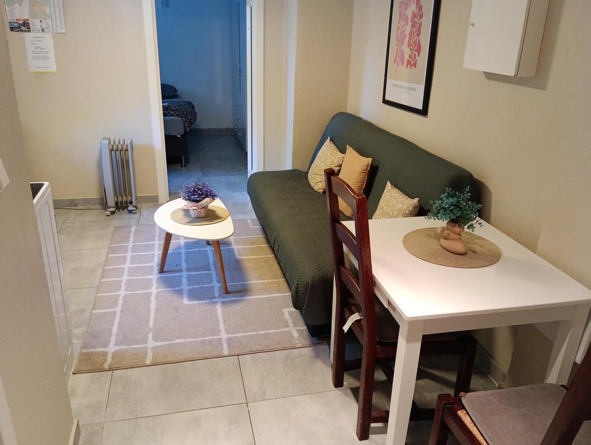 Renovated Semi- Basement 2 Bedrooms Furnished Apartment - Close To Everything In Moss Buitenkant foto